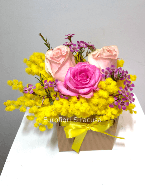 Box di rose e mimosa